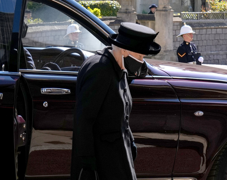 Королева покидает похороны принца Филипа.