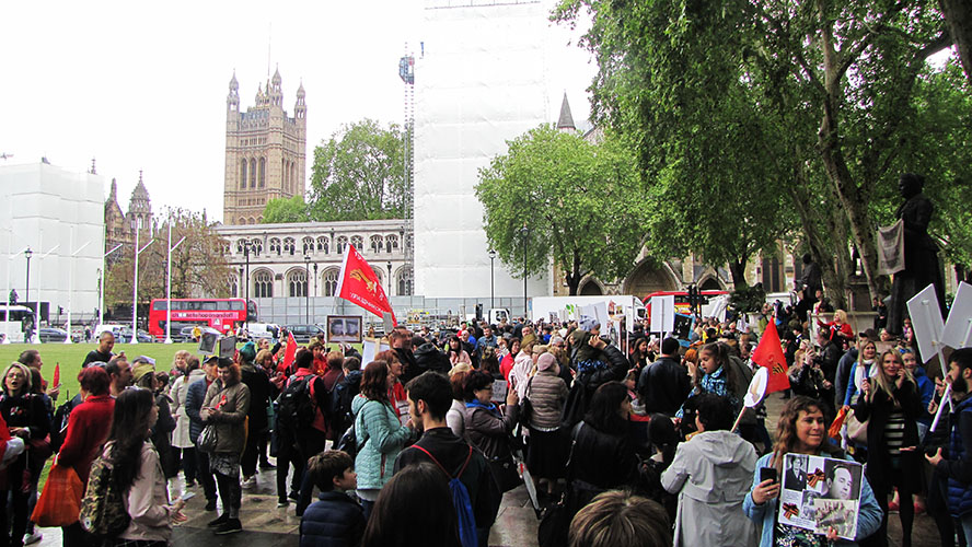 Сквер перед Парламентом - конечная точка марша.