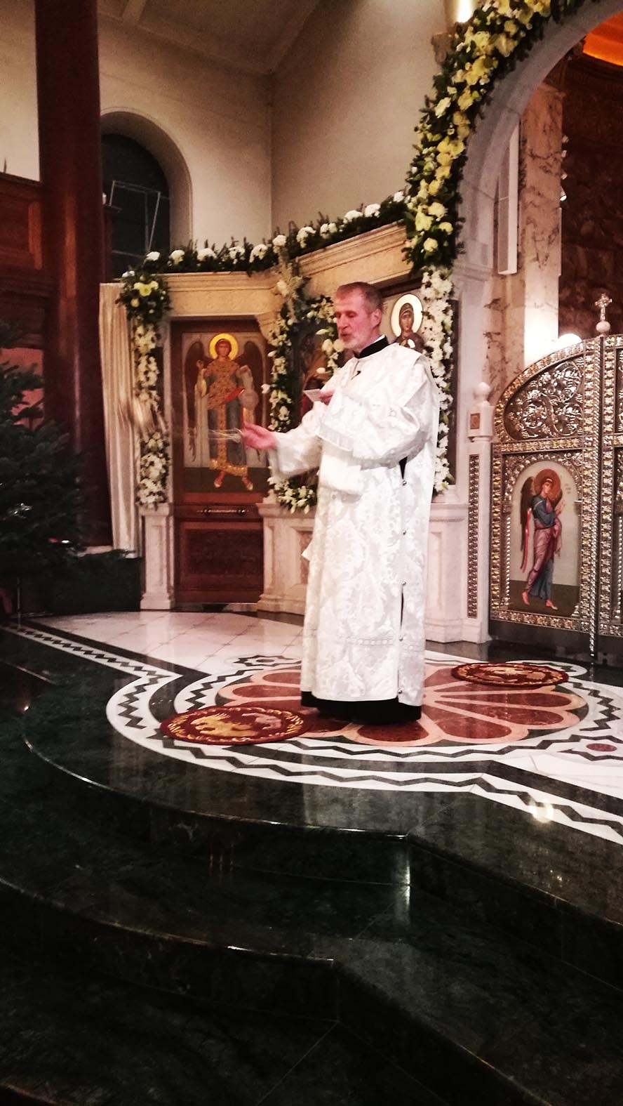 Отец Вадим начинает Рождественскую службу
