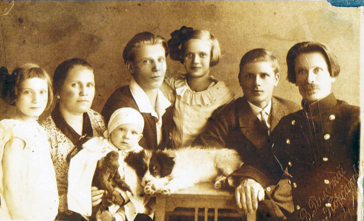 Богдановы Иона, Елена, дети Анатолий, Георгий, Раиса (моя мать), Зоя, Владимир 1930 г. 